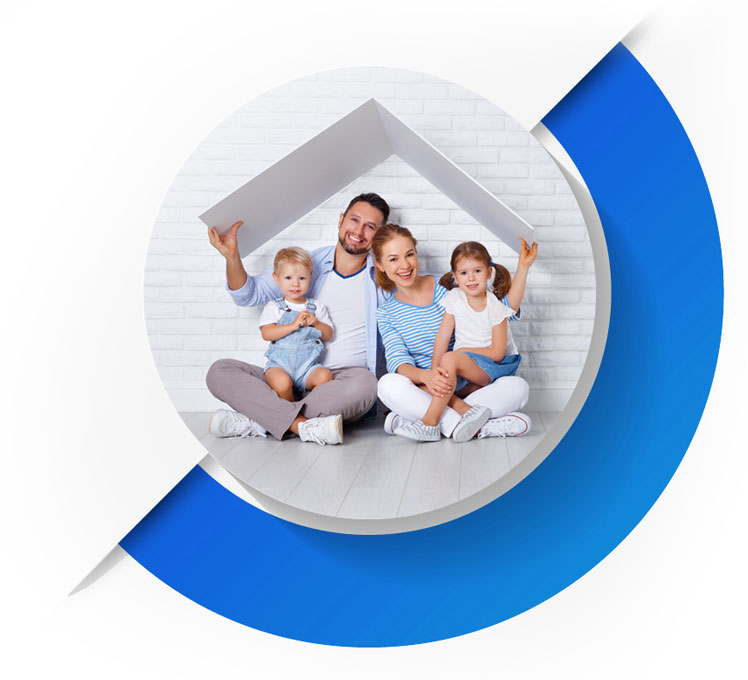 תמונה של משפחה - אבא, אמא ושני ילדים יושבים על הריצפה ומחזיקים מעליהם מין גג מקרטון