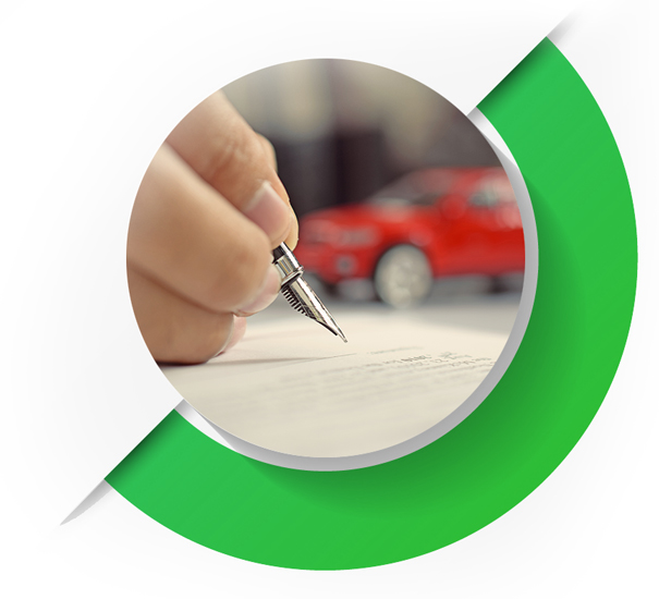 תמונת תקריב של יד מחזיקה עט וחותמת על מסמך, כשברקע יש אוטו צעצוע קטן ואדום